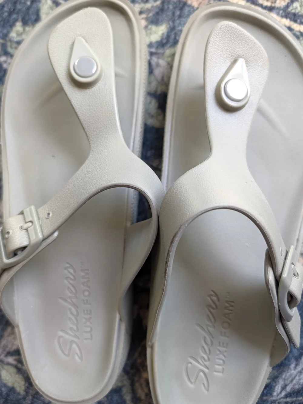 Skechers Women's Luxe Foam Gray/Green Thong Sandals